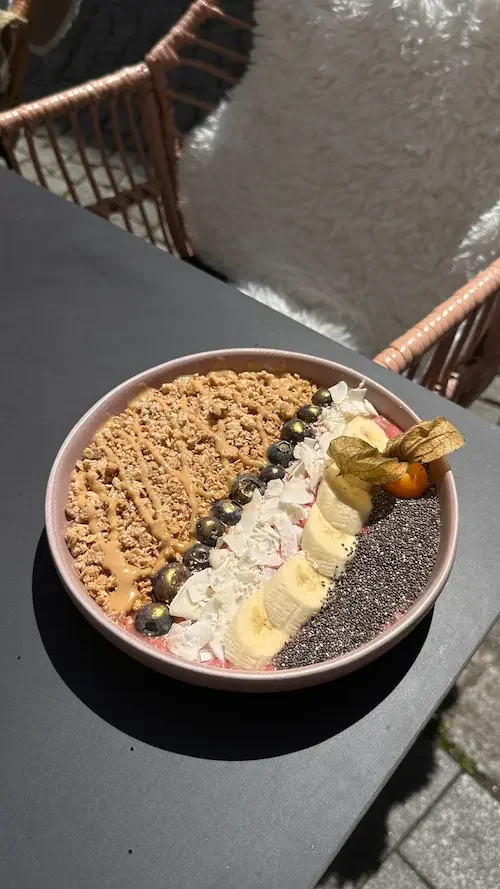 Beutau Bowl mit Erdbeeren und weiteren Toppings