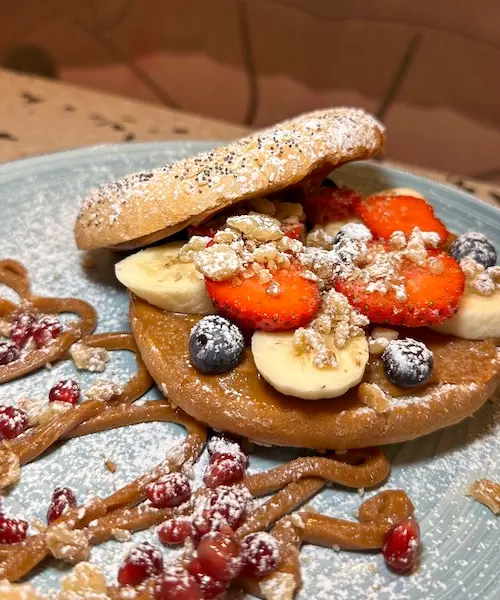 Süße Sünde Bagel mit Lotus Biscoff Crème, Banane, Erdbeeren, Blaubeeren, Granatapfel und Walnüssen